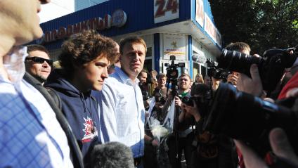 Блогер Алексей Навальный после освобождения из спецприемника, где он отбывал 15-суточный административный арест за неповиновение сотрудникам полиции.