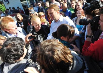 Блогер Алексей Навальный после освобождения из спецприемника, где он отбывал 15-суточный административный арест за неповиновение сотрудникам полиции.