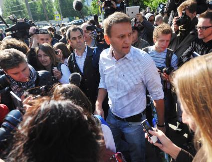 Блогер Алексей Навальный после освобождения из спецприемника, где он отбывал 15-суточный административный арест за неповиновение сотрудникам полиции.