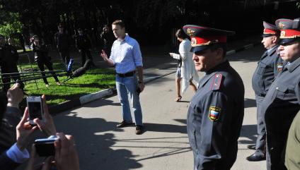 Блогер Алексей Навальный после освобождения из спецприемника, где он отбывал 15-суточный административный арест за неповиновение сотрудникам полиции.