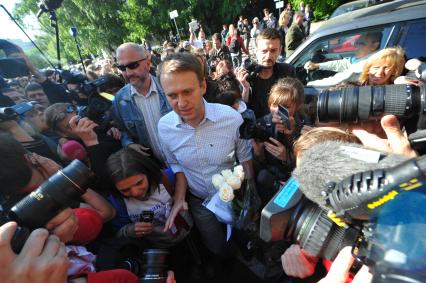 Блогер Алексей Навальный после освобождения из спецприемника, где он отбывал 15-суточный административный арест за неповиновение сотрудникам полиции.