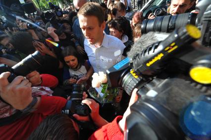 Блогер Алексей Навальный после освобождения из спецприемника, где он отбывал 15-суточный административный арест за неповиновение сотрудникам полиции.