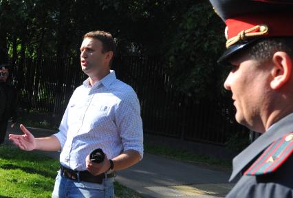 Блогер Алексей Навальный после освобождения из спецприемника, где он отбывал 15-суточный административный арест за неповиновение сотрудникам полиции.