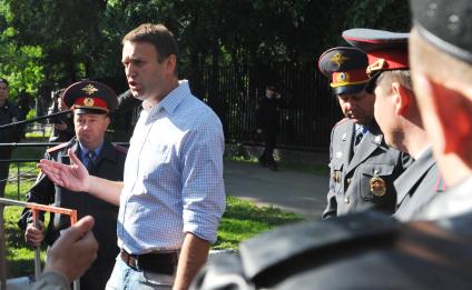 Блогер Алексей Навальный после освобождения из спецприемника, где он отбывал 15-суточный административный арест за неповиновение сотрудникам полиции.