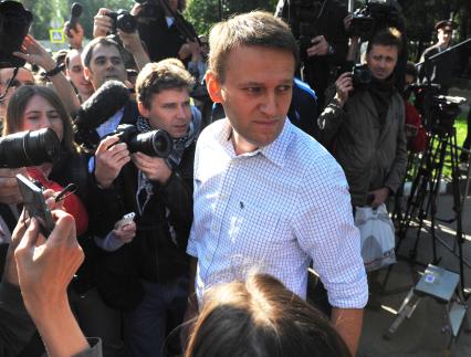 Блогер Алексей Навальный после освобождения из спецприемника, где он отбывал 15-суточный административный арест за неповиновение сотрудникам полиции.