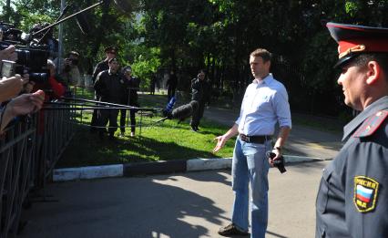 Блогер Алексей Навальный после освобождения из спецприемника, где он отбывал 15-суточный административный арест за неповиновение сотрудникам полиции.