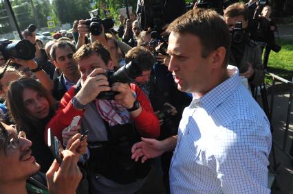 Блогер Алексей Навальный после освобождения из спецприемника, где он отбывал 15-суточный административный арест за неповиновение сотрудникам полиции.