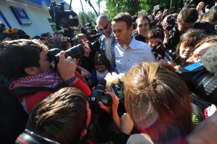 Блогер Алексей Навальный после освобождения из спецприемника, где он отбывал 15-суточный административный арест за неповиновение сотрудникам полиции.