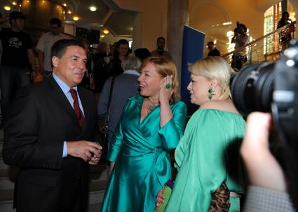 Награждение победителей конкурса `ТЭФИ-2011` в номинациях категории `Профессия`. На снимке: телеведущие Яна Поплавская, Арина Шарапова и генеральный директор телеканала РБК-ТВ Александр Любимов (справа налево) перед церемонией награждения.