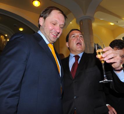 Награждение победителей конкурса `ТЭФИ-2011` в номинациях категории `Профессия`. На снимке (слева направо): тележурналист Кирилл Набутов и генеральный директор телеканала РБК-ТВ Александр Любимов.
