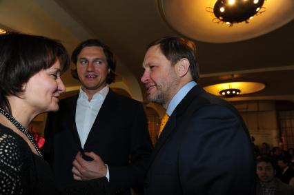 Награждение победителей конкурса `ТЭФИ-2011` в номинациях категории `Профессия`. На снимке: телеведущие Кирилл Набутов (справа) и Виктор Набутов перед церемонией награждения.