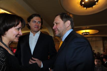 Награждение победителей конкурса `ТЭФИ-2011` в номинациях категории `Профессия`. На снимке: телеведущие Кирилл Набутов (справа) и Виктор Набутов перед церемонией награждения.