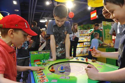 ТРЦ `Европейский`. Торжественное открытие первого российского магазина Hamleys . На снимке: дети играют в настольную игру.