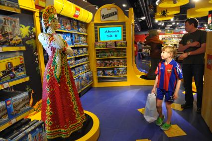 ТРЦ `Европейский`. Торжественное открытие первого российского магазина Hamleys . На снимке: ребенок в отделе Lego.