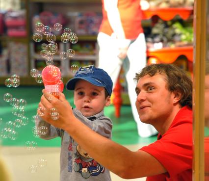 ТРЦ `Европейский`. Торжественное открытие первого российского магазина Hamleys . На снимке: ребенок с набором для пускания мыльных пузырей.