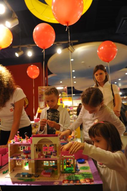 ТРЦ `Европейский`. Торжественное открытие первого российского магазина Hamleys . На снимке: дети в отделе Lego.