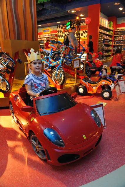 ТРЦ `Европейский`. Торжественное открытие первого российского магазина Hamleys . На снимке: девочка в детском автомобиле.