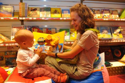ТРЦ `Европейский`. Торжественное открытие первого российского магазина Hamleys . На снимке: мама с ребенком в книжном отделе магазина.
