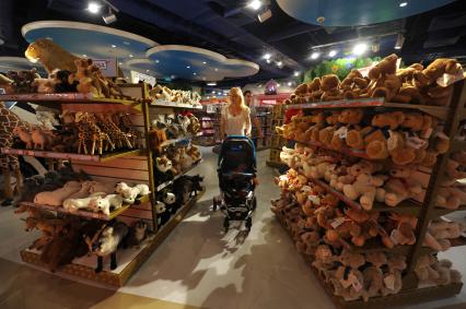 ТРЦ `Европейский`. Торжественное открытие первого российского магазина Hamleys . На снимке: покупательница с ребенком рассматривает ассортимент мягких игрушек.