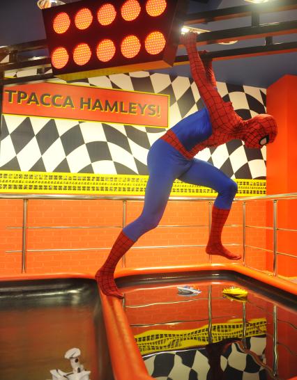 ТРЦ `Европейский`. Торжественное открытие первого российского магазина Hamleys . На снимке: человек-паук в детском магазине.