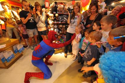 ТРЦ `Европейский`. Торжественное открытие первого российского магазина Hamleys . На снимке: человек-паук в детском магазине.