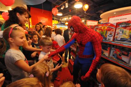 ТРЦ `Европейский`. Торжественное открытие первого российского магазина Hamleys . На снимке: человек-паук в детском магазине.