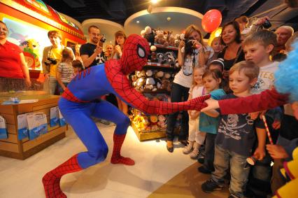 ТРЦ `Европейский`. Торжественное открытие первого российского магазина Hamleys . На снимке: человек-паук в детском магазине.