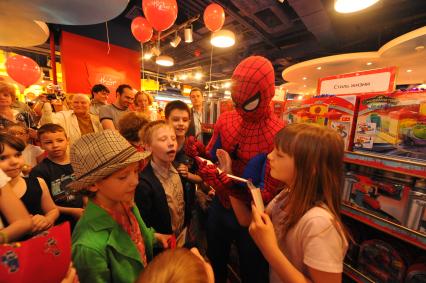 ТРЦ `Европейский`. Торжественное открытие первого российского магазина Hamleys . На снимке: человек-паук в детском магазине.
