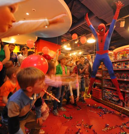 ТРЦ `Европейский`. Торжественное открытие первого российского магазина Hamleys . На снимке: человек-паук в детском магазине.