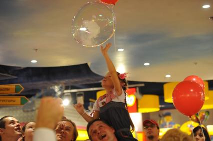 ТРЦ `Европейский`. Торжественное открытие первого российского магазина Hamleys . На снимке: девочка и  мыльный пузырь.
