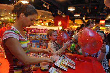 ТРЦ `Европейский`. Торжественное открытие первого российского магазина Hamleys . На снимке: актриса Алиса Гребенщикова.