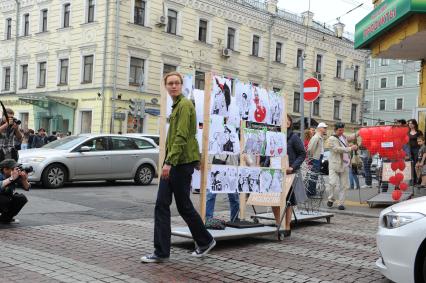 Акция художников `Кочевой музей современного искусства`.  На снимке: участники акции во время шествия от Боброва переулка до Музея современного искусства.