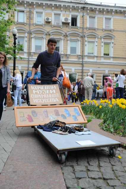 Акция художников `Кочевой музей современного искусства`.  На снимке: участник акции во время шествия от Боброва переулка до Музея современного искусства.