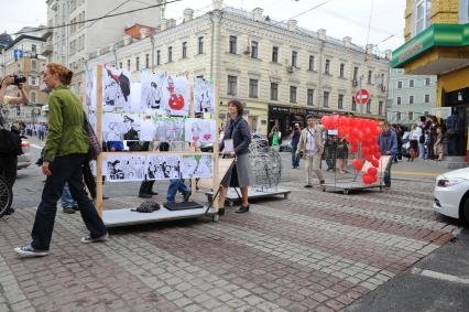 Акция художников `Кочевой музей современного искусства`.  На снимке: участники акции во время шествия от Боброва переулка до Музея современного искусства.