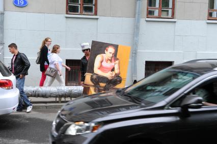 Акция художников `Кочевой музей современного искусства`.  На снимке: участник акции во время шествия от Боброва переулка до Музея современного искусства.