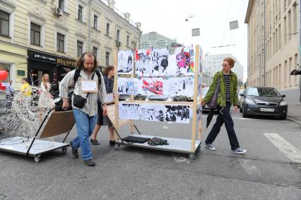 Акция художников `Кочевой музей современного искусства`.  На снимке: участники акции во время шествия от Боброва переулка до Музея современного искусства.