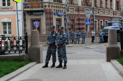 Петровский бульвар. На снимке: сотрудники ОМОНа у пешеходного перехода.