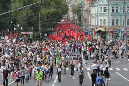 Акция оппозиции `Марш миллионов`.  На снимке: участники акции во время шествия от Пушкинской площади до проспекта Сахарова.