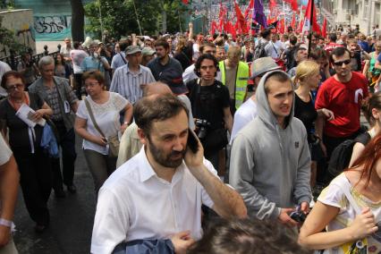 Акция оппозиции `Марш миллионов`.  На снимке: член комитета Государственной думы РФ по экономической политике, инновационному развитию и предпринимательству Илья Пономарев (с мобильным телефоном) во время шествия от Пушкинской площади до проспекта Сахарова.