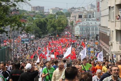 Акция оппозиции `Марш миллионов`.  На снимке: участники акции во время шествия от Пушкинской площади до проспекта Сахарова.