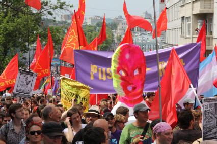 Акция оппозиции `Марш миллионов`. На снимке: участники акции во время шествия от Пушкинской площади до проспекта Сахарова.