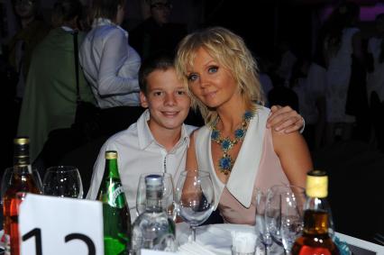 Церемонии вручения премии телеканала Fashion TV `Fashion Summer Awards 2012` в ресторане `Royal Bar`. На снимке: Певица Валерия с сыном.