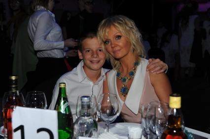 Церемонии вручения премии телеканала Fashion TV `Fashion Summer Awards 2012` в ресторане `Royal Bar`. На снимке: Певица Валерия с сыном.