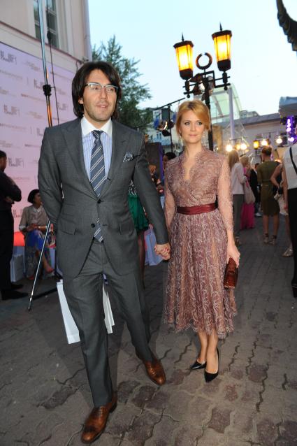Московский музей современного искусства. Ежегодный бал `May Fashion 2012`. На снимке: телеведущий Андрей Малахов и его супруга, издатель журнала Elle Наталья Шкулева.