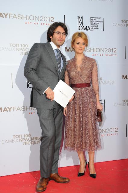 Московский музей современного искусства. Ежегодный бал `May Fashion 2012`. На снимке: телеведущий Андрей Малахов и его супруга, издатель журнала Elle Наталья Шкулева.
