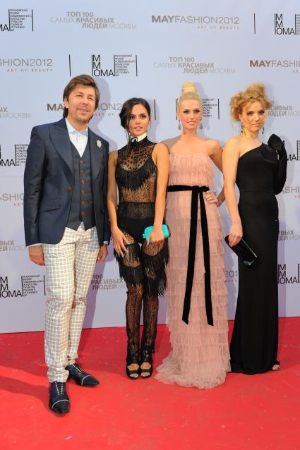 Московский музей современного искусства. Ежегодный бал `May Fashion 2012`. На снимке (слева направо): продюсер Андрей Фомин и участницы группы `Фабрика` Катя Ли, Александра Савельева и Ирина Тонева.