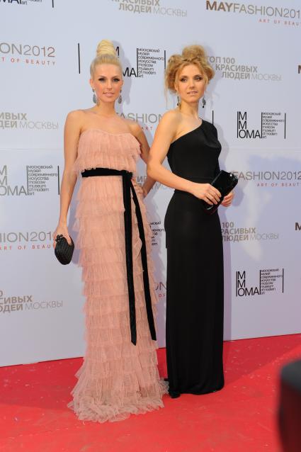 Московский музей современного искусства. Ежегодный бал `May Fashion 2012`. На снимке (слева направо): участницы группы `Фабрика` Александра Савельева и Ирина Тонева.