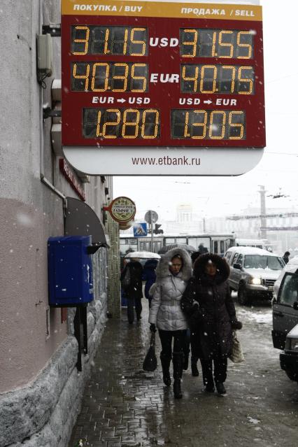 Курс рубля и доллара на табличке банка.