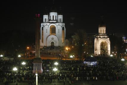 Очередь в Храм Христа Спасителя (Калининград) к Поясу Пресвятой Богородицы.