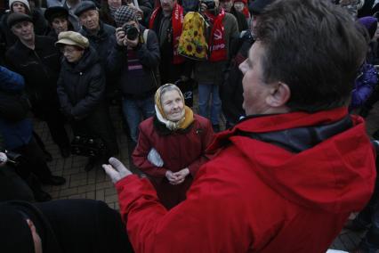 Митинг несистемной оппозиции в Калининграде. Старушка смотрит на оратора.